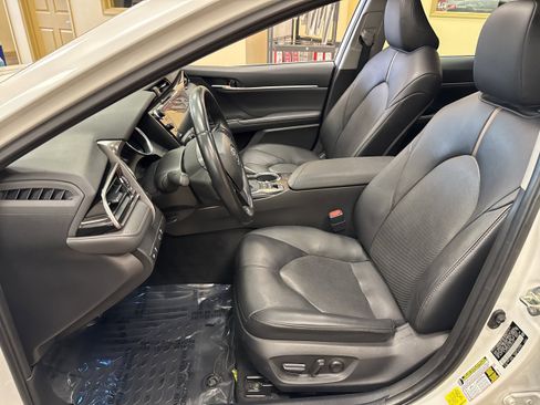 Used 2020 Toyota Camry XLE image 28