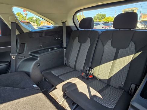Used 2023 Kia Sorento LX image 26