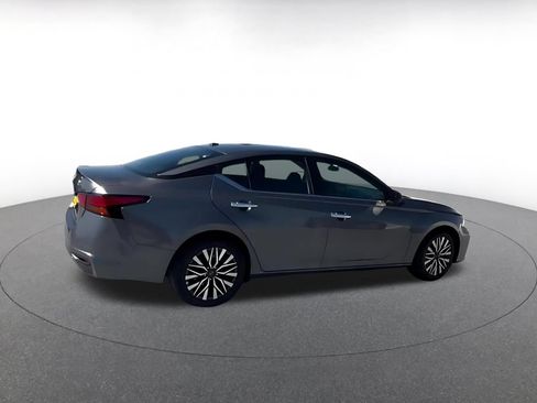 Used 2025 Nissan Altima 2.5 SV FWD image 14