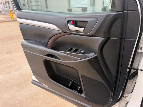 Used 2015 Toyota Highlander XLE FWD image 24