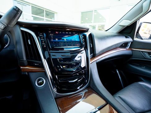 Used 2017 Cadillac Escalade Premium Luxury AWD/4WD image 40