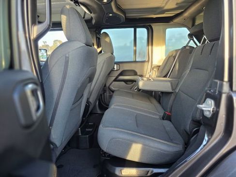 Used 2025 Jeep Wrangler Unlimited Sahara image 14