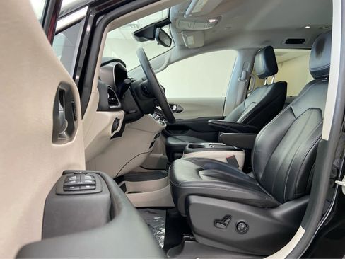 Used 2024 Chrysler Pacifica Touring-L image 12