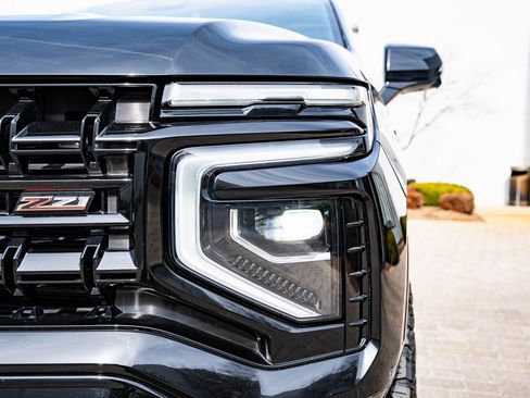 Used 2025 Chevrolet Suburban Z71 w/ Comfort Package image 15