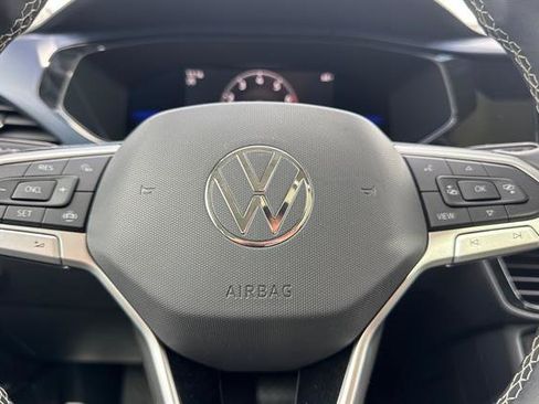 Used 2022 Volkswagen Taos SE w/ Panoramic Sunroof Package FWD image 25