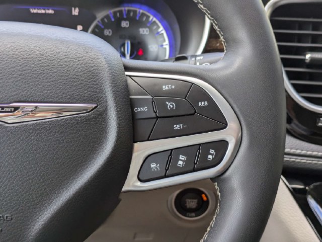 Used 2023 Chrysler Pacifica Limited FWD image 34