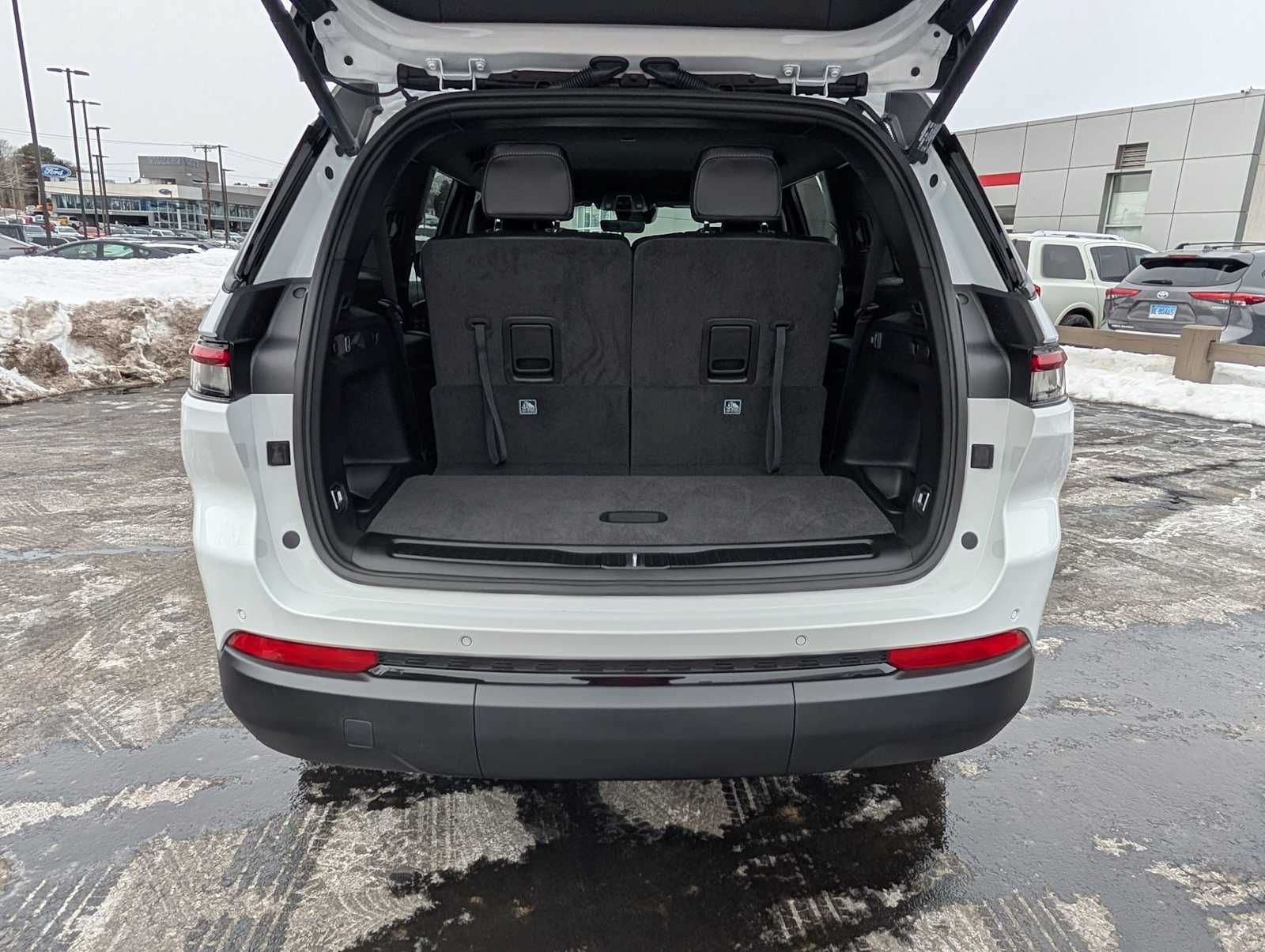 New 2025 Jeep Grand Cherokee L Limited w/ Black Appearance Package AWD/4WD image 23
