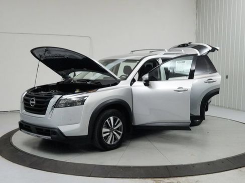 Used 2025 Nissan Pathfinder SL AWD/4WD image 11