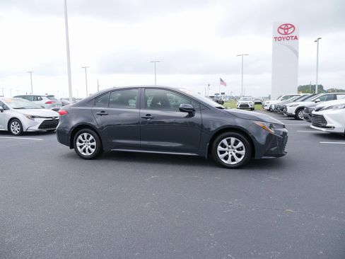 Used 2025 Toyota Corolla LE image 3