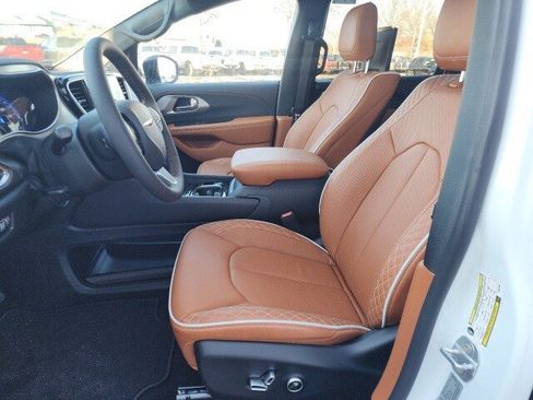 New 2026 Chrysler Pacifica Pinnacle image 19
