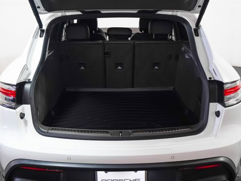 Certified 2025 Porsche Macan image 28