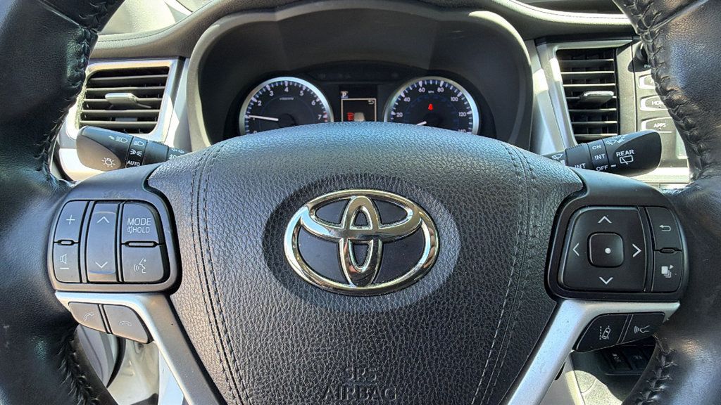 Used 2018 Toyota Highlander Plus FWD image 17