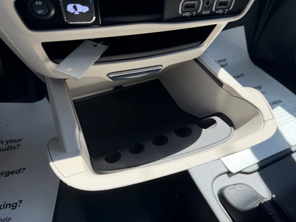 Used 2024 Chrysler Pacifica Touring-L FWD image 20