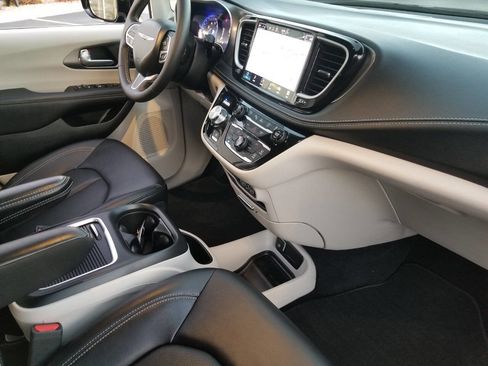 Certified 2024 Chrysler Pacifica Touring-L image 11