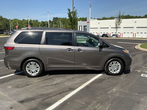 Used 2015 Toyota Sienna XLE w/ XLE Navigation Package FWD image 11