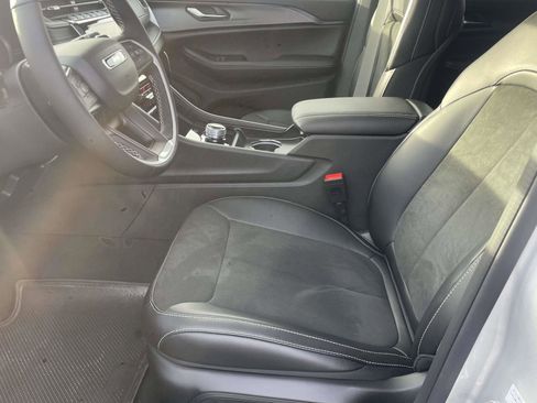 New 2025 Jeep Grand Cherokee Altitude image 18