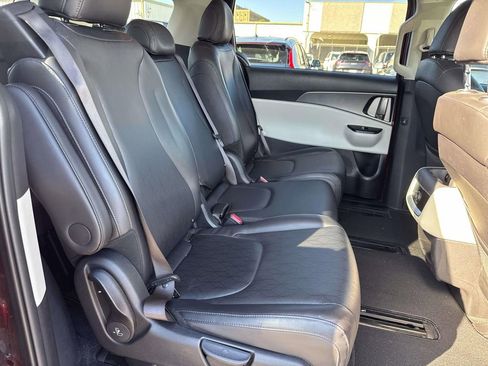 Used 2024 Kia Carnival LX FWD image 12