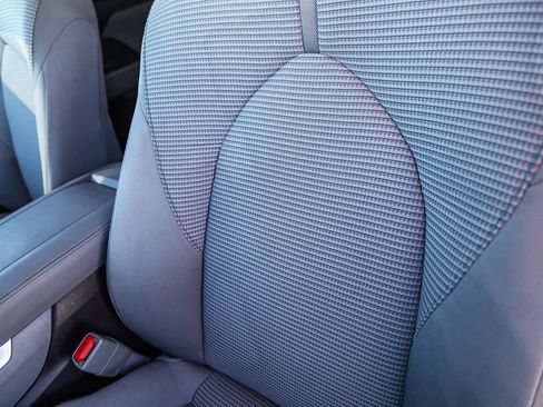 Used 2020 Toyota Highlander LE image 24