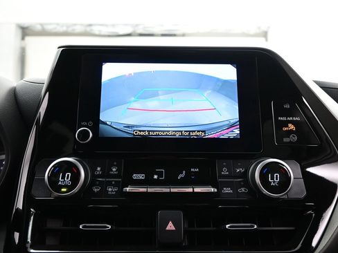 Used 2024 Toyota Highlander LE FWD image 19