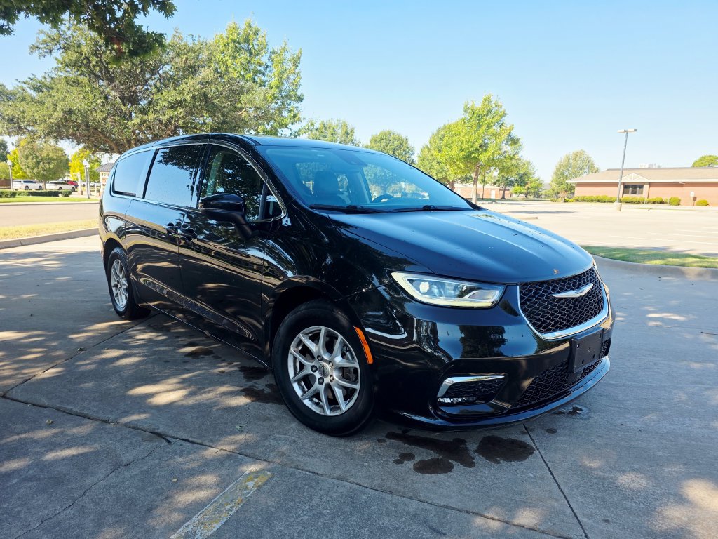Used 2023 Chrysler Pacifica Touring-L FWD image 4