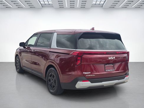 Used 2025 Kia Carnival FWD image 5