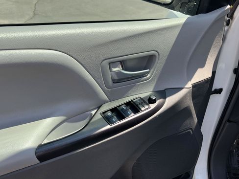 Used 2018 Toyota Sienna LE w/ Carpet Mat Package FWD image 29