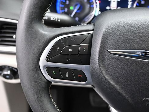 Used 2024 Chrysler Pacifica Touring-L image 19