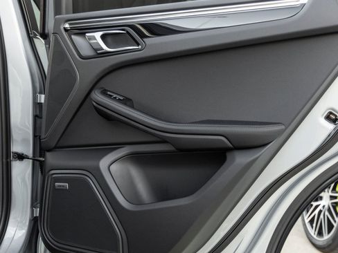 Certified 2026 Porsche Macan AWD/4WD image 38