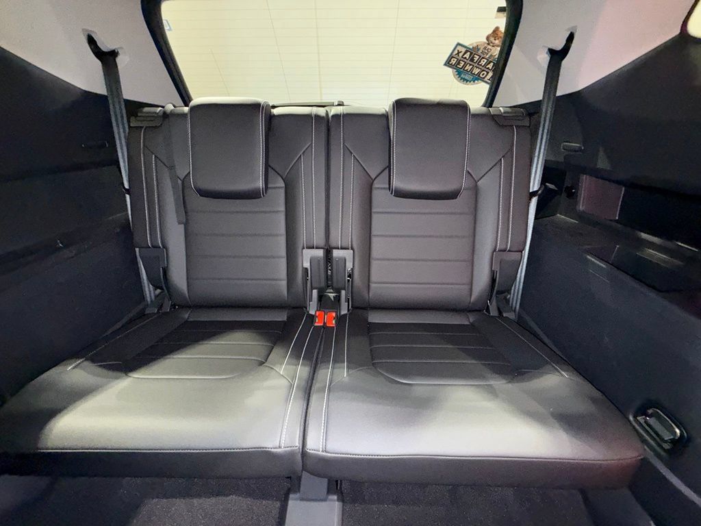Used 2025 Volkswagen Atlas SEL AWD/4WD image 23