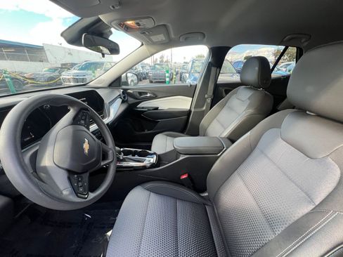 Used 2025 Chevrolet Trax LT image 27