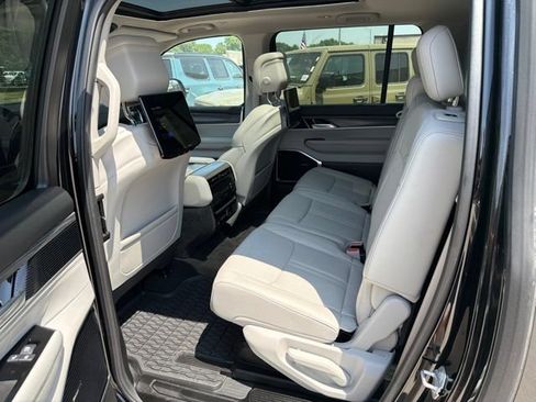 Used 2024 Jeep Wagoneer L Series III w/ Premium Group I AWD/4WD image 8