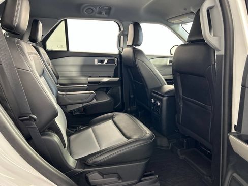 Used 2024 Ford Explorer XLT w/ Equipment Group 202A AWD/4WD image 31