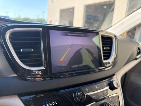 Used 2022 Chrysler Pacifica Touring-L FWD image 24