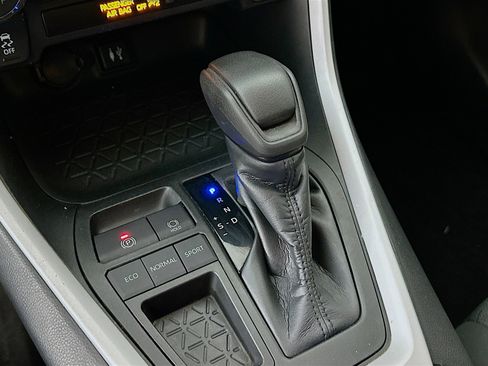 Used 2019 Toyota RAV4 XLE FWD image 24