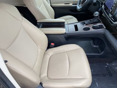 Certified 2023 Toyota Sienna XLE FWD image 17