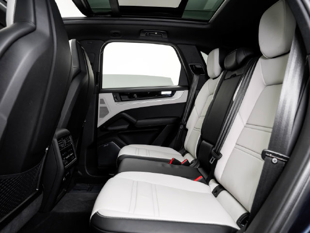 Certified 2026 Porsche Cayenne AWD/4WD image 28