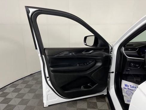 Used 2023 Jeep Grand Cherokee Altitude image 15