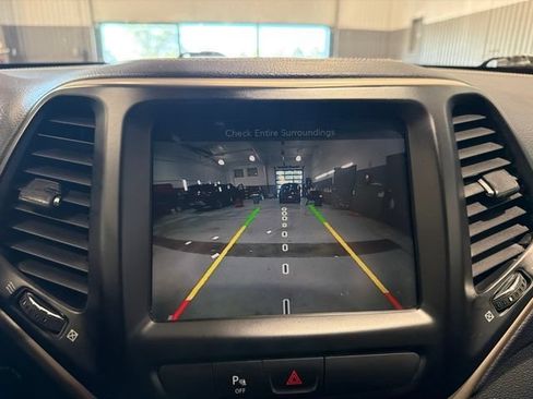 Used 2015 Jeep Cherokee Latitude w/ Cold Weather Group AWD/4WD image 25