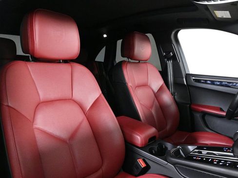 Certified 2024 Porsche Macan image 18