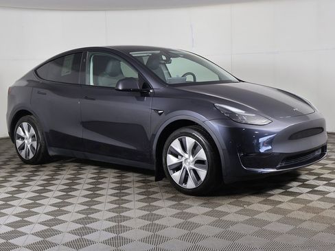 Used 2024 Tesla Model Y Long Range image 2