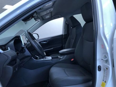 Used 2025 Toyota RAV4 XLE AWD/4WD image 19