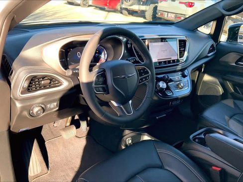 Used 2025 Chrysler Pacifica Select image 17