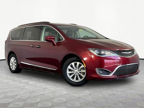 Used 2017 Chrysler Pacifica Touring-L FWD image 3
