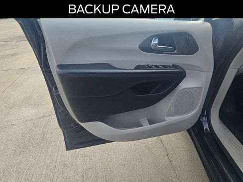 Used 2020 Chrysler Pacifica Touring-L FWD image 17