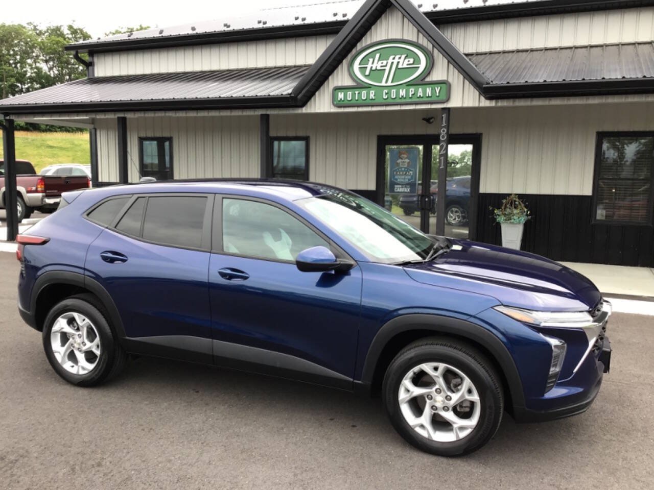 Used 2024 Chevrolet Trax LS w/ LS Convenience Package FWD image 2