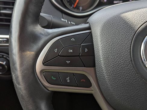 Used 2019 Jeep Cherokee Latitude Plus w/ Comfort/Convenience Group AWD/4WD image 26