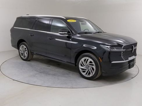 Used 2025 Lincoln Navigator L Reserve image 12