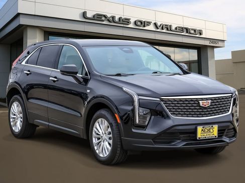 Used 2024 Cadillac XT4 Luxury w/ Cold Weather Package FWD image 5