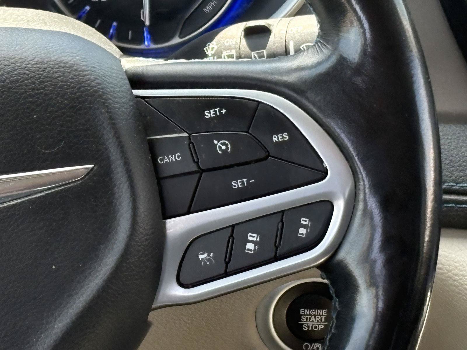 Used 2021 Chrysler Pacifica Touring-L FWD image 11