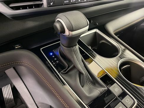 Used 2025 Toyota Sienna XLE Woodland Edition image 36